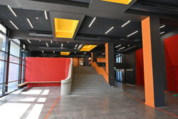 Die farbig gestaltete Eingangshalles des Gymnasiums am Kothen