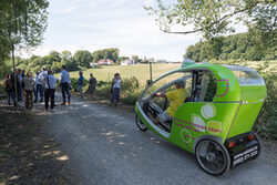 Eine grüne Rad-Rikscha mit Werbung für die Bundesgartenschau