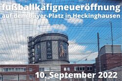 Plakat weist auf Einweihung des Bayer-Platzes in Heckinghausen hin, im Hintergrund ist der neue Bolzpatz zu sehen