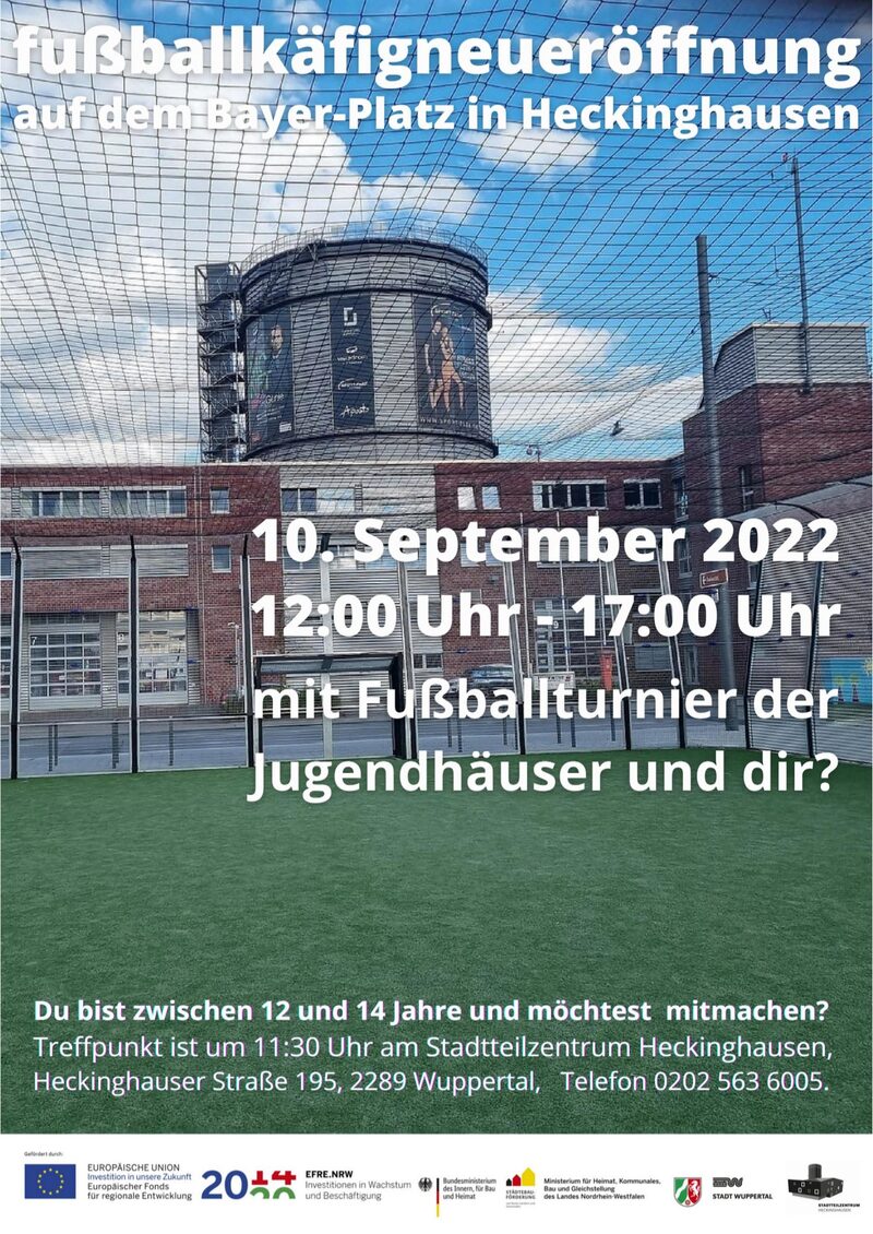 Plakat weist auf Einweihung des Bayer-Platzes in Heckinghausen hin, im Hintergrund ist der neue Bolzpatz zu sehen