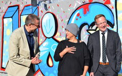 Oberbürgermeister Schneidewind, Initiatorin Manojlov und Staatssekretür Sieveke vor einer Graffiti-Wand