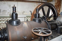 alte Dampfmaschine in der ehemaligen Knopffabrik in der Alarichstraße 18