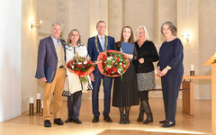 Oberbürgermeister Uwe Schneidewind mit den Preisträgerinnen und Laudatoren