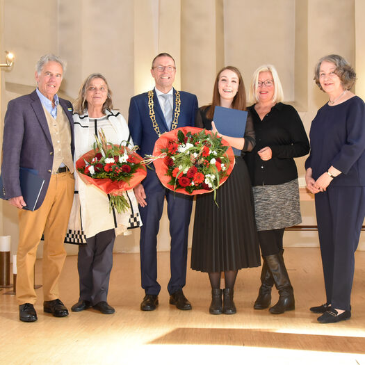 Oberbürgermeister Uwe Schneidewind mit den Preisträgerinnen und Laudatoren