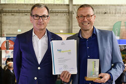 Dr. Andreas Kletzander vom Jobcenter (links) und Oberbürgermeister Uwe Schneidewind mit der Auszeichnung