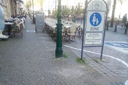 Die Friedrich-Ebert-Straße ohne Poller an der Seite.