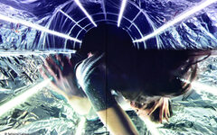 Tanzende Frau auf schimmerndem Untergrund mit Lichtstrahlen