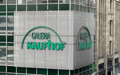 Fassade der Kaufhof-Filiale mit Galeria-Kaufhof-Schriftzug