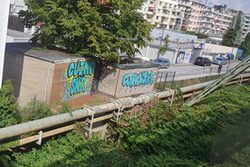 Die beiden Technikhäuser derzeit mit Graffiti