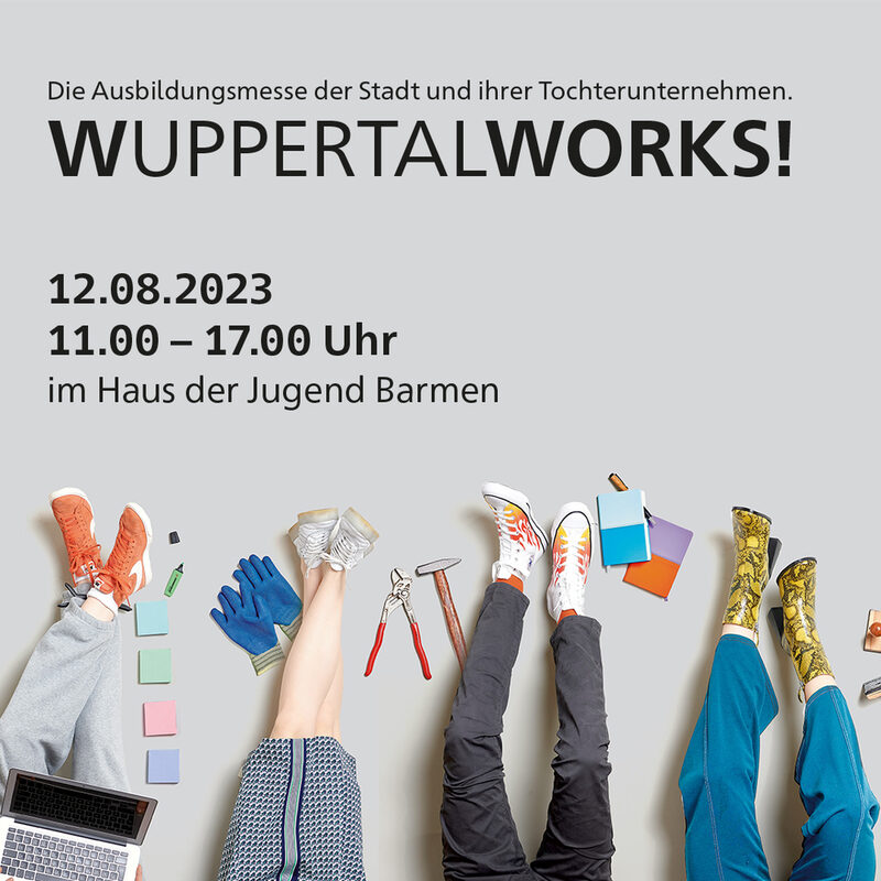 Plakat weist auf Ausbildungsmesse "Wuppertal Works" am 12. August 2023 hin. Zu sehen sind die Füße von vier Personen, die die Kleidung und Utensilien verschiedener Berufe tragen.