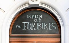Ein Fenster mit der Aufschrift "Watch out for bikes"