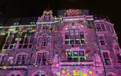 Die Fassade des Verwaltungshauses Elberfeld in lila mit bunten Zuckerstanden, Keksen und Süßigkeiten