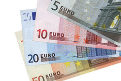 Euro-Scheine vor weißem Hintergrund