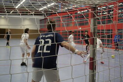Ein Futsal Spiel mit dem Blick vom Torwart.