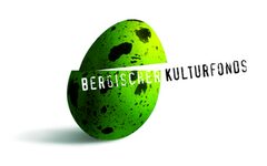 Das Logo des Kulturfonds ist ein schräg gestelltes, aufgeschnittenes grünes Ei