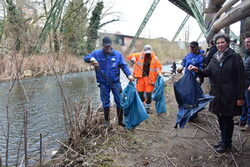 Wupperputzer sammeln Müll am Ufer ein