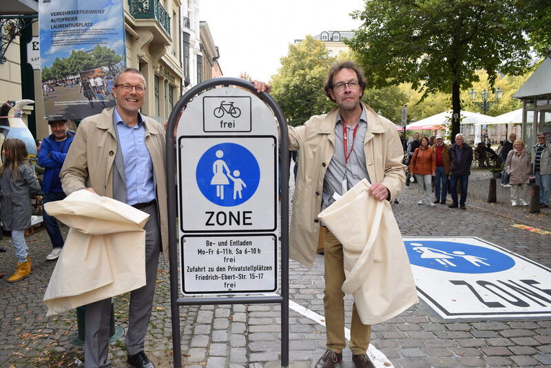OB Uwe Schneidewind mit dem Elberfelder Bezirksbürgermeister Thomas Kring bei der Eröffnung des autofreien Laurentiusplatzes.