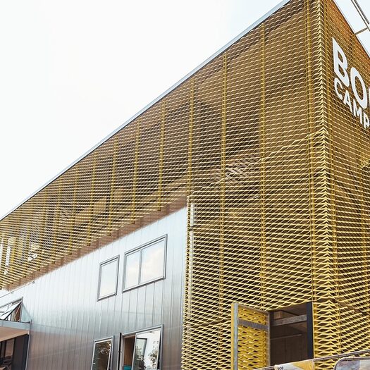 Eingang zum Bob-Campus mit großem Schriftzug