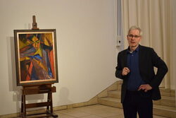 Museumsdirektor Dr. Roland Mönig mit dem Bildnis von Else Lasker-Schüler, gemalt von Karl Schmidt-Rottluff