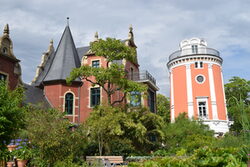 Die Villa Eller und der Elisenturm im botanischen Garten.