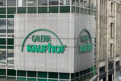 Galeria-Kaufhof-Schriftzug an der Gebäudefassade am Neumarkt