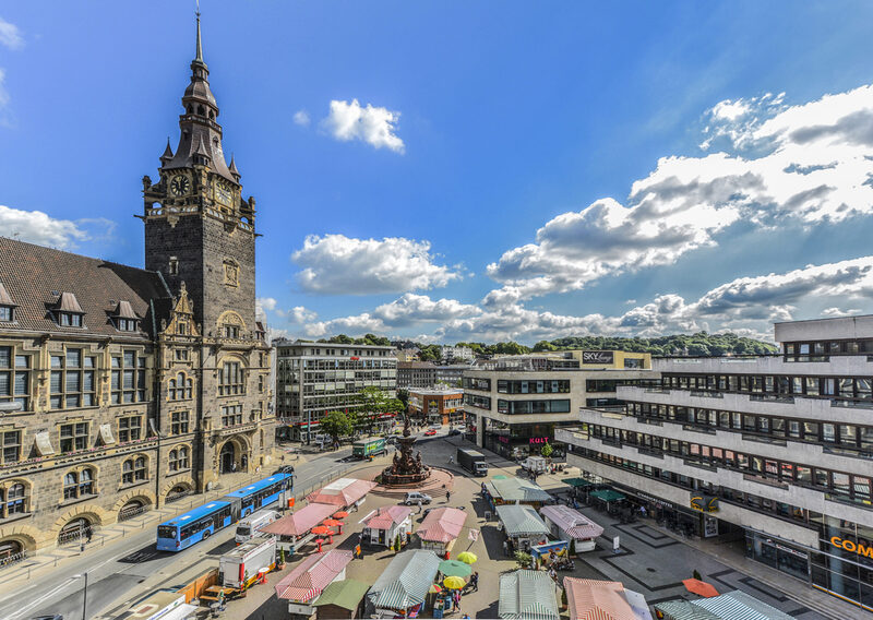 Blick von oben auf den Neumarkt mit Verwaltungshaus Elberfeld und bunten Ständen auf dem Platz