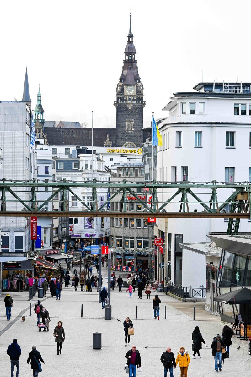 Blick vom Hauptbahnhof auf die Einkaufsstraße Alte Freiheit in der Elberfelder Innenstadt