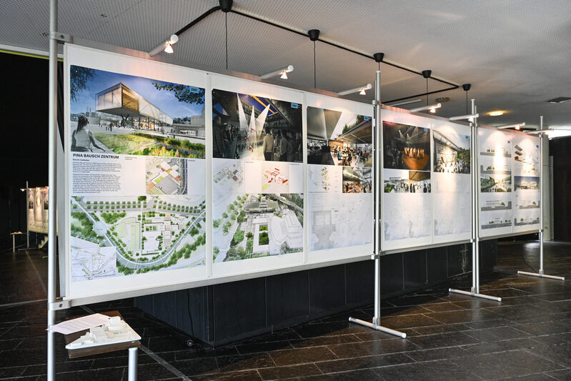 Ausstellungstafeln mit architektonischen Entwürfen für das Pina Bausch Zentrum