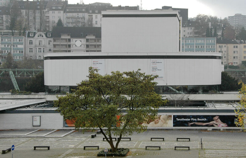 Das denkmalgeschützte Schauspielhaus von Architekt Gerhard Graubner, ein weißes Gebäude mit Bühnenturm und Innenhöfen