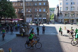 Zahlreiche Radfahrer beim Start der Tour auf dem Johannes-Rua-Platz.