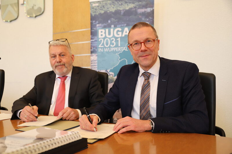 Jochen Sandner von der Deutschen Bundesgartenschaugesellschaft (DBG) und Wuppertals Oberbürgermeister Uwe Schneidewind unterzeichnen den Durchführungsvertrag für die BUGA 2031 in Wuppertal