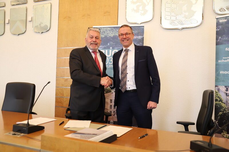 Jochen Sandner von der Deutschen Bundesgartenschaugesellschaft (DBG) und Wuppertals Oberbürgermeister Uwe Schneidewind nach der Unterzeichnung des Durchführungsvertrags für die BUGA 2031 in Wuppertal