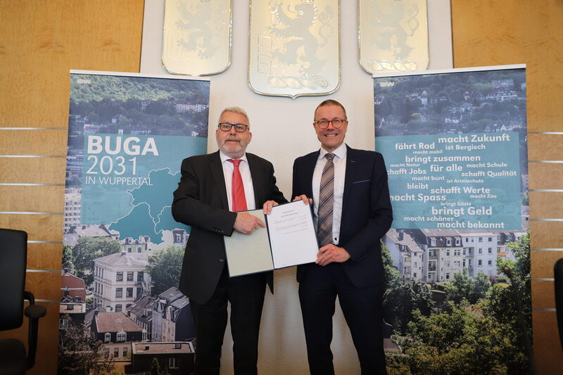 Jochen Sandner von der Deutschen Bundesgartenschaugesellschaft (DBG) und Wuppertals Oberbürgermeister Uwe Schneidewind nach der Unterzeichnung des Durchführungsvertrags für die BUGA 2031 in Wuppertal