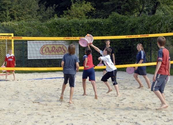 Kinder spielen eine Beach-Volleyball.
