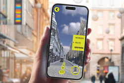Handy zeigt die App smart.werth, im Hintergrund ist die Barmer Innenstadt zu sehen