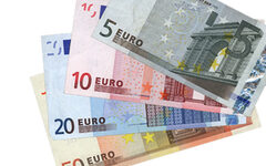 Euro-Scheine vor weißem Hintergrund