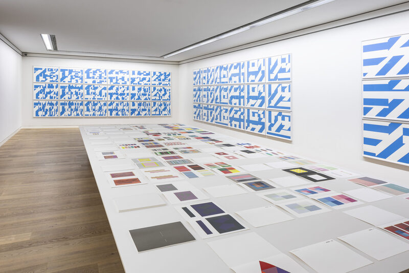 Bilder von Franziska Holstein, die blaue geometrische Formen auf weißem Grund zeigen, treffen aus Bilder von Josef Albers, der Quadrate in vielen Variationen malte