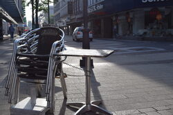 Gestapelte Stühle in der Barmer Fußgängerzone