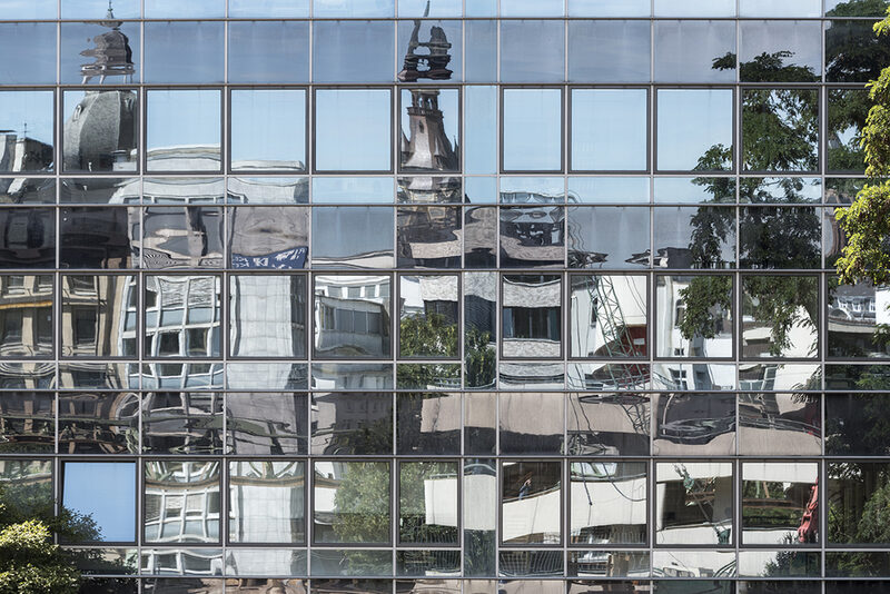 Spiegelung von Gebäuden in der Glasfassade der Sparkasse Elberfeld