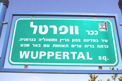 Ein Schild im israelischen Beer Sheva weißt auf die Partnerstadt Wuppertal hin