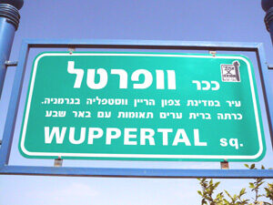 Ein Schild im israelischen Beer Sheva weißt auf die Partnerstadt Wuppertal hin
