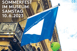 Plakat des Sommerfestes mit einem Foto der Fassade des Museums, an der eine Fahne mit dem Museumslogo und ein Luftballon befestigt sind