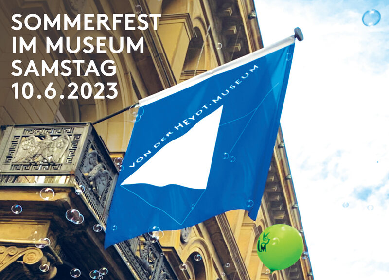 Plakat zum Sommerfest einem Foto der Fassade, an der eine Fahne mit dem Logo des Museums und ein Luftballon befestigt sind