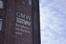 Eine Gebäudefassade mit der Aufschrift GMW, dem Logo der Stadt und der Schrift Straßenverkehrsamt
