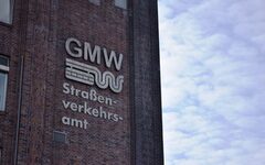 Eine Gebäudefassade mit der Aufschrift GMW, dem Logo der Stadt und der Schrift Straßenverkehrsamt