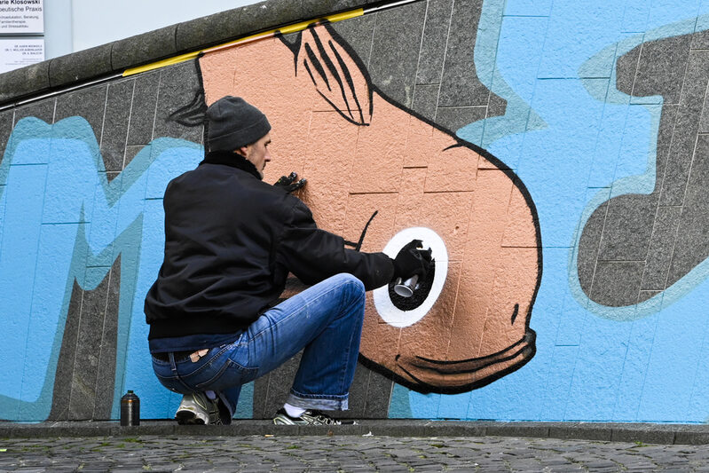 Der Künstler Heuwold bei der Arbeit an einem Fisch-Auge