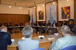 Die Wirtschaftsjunioren und ihre Gastgeber aus der Verwaltung beim Abschluss-Gespräch mit Oberbürgermeister Uwe Schneidewind