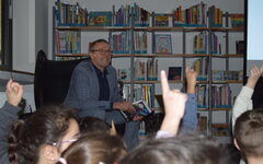 Oberbürgermeister Uwe Schneidewind mit Kindern in der Stadtteilbibliothek Barmen