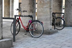 Abgestellte Räder an Radbügeln vor dem Rathaus