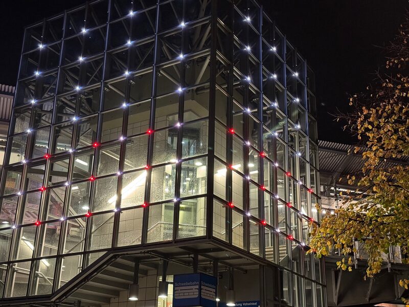 Blick auf die neue Lichtinstallation an den Treppenaufgängen der Schwebebahnstation